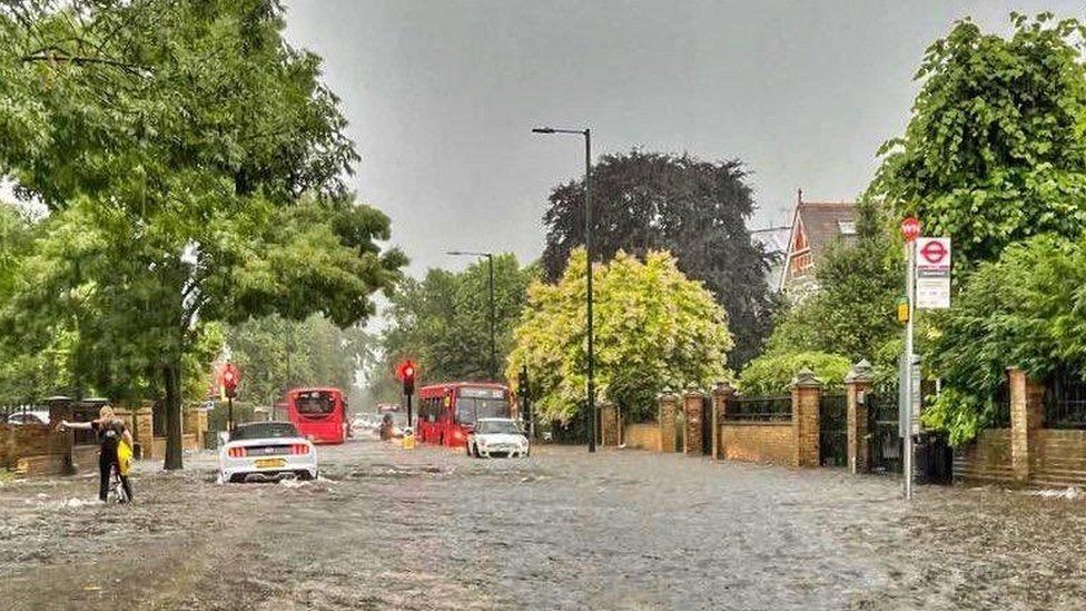 Video: Londýn postihly bleskové povodně. Ulice se proměnily v řeky